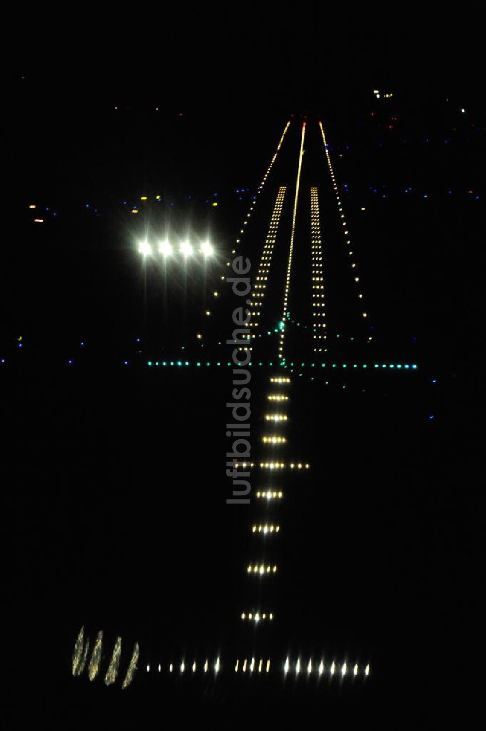 Schönefeld bei Nacht aus der Vogelperspektive: Nachtaufnahme / Night Shot Airport Berlin-Schönefeld