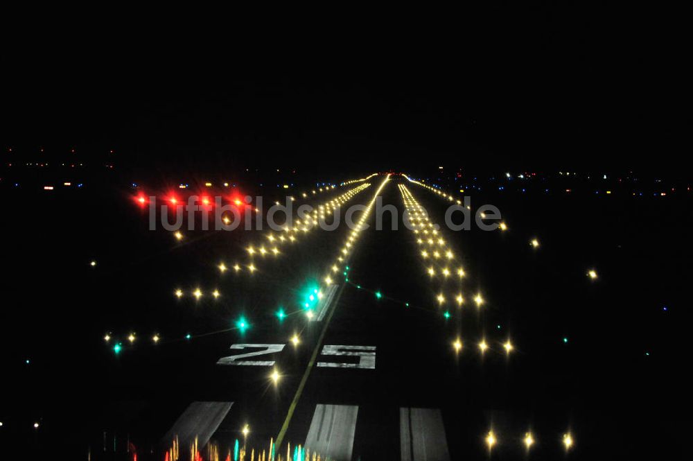 Schönefeld bei Nacht von oben - Nachtaufnahme / Night Shot Airport Berlin-Schönefeld