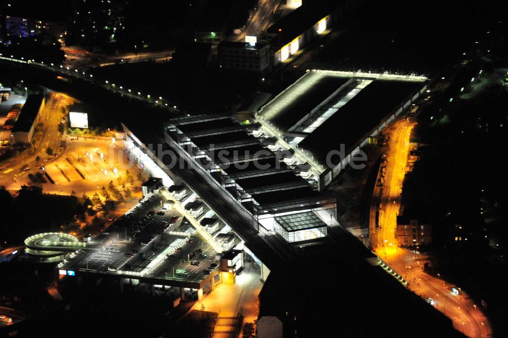 Berlin bei Nacht von oben - Nachtaufnahme / Night shot Bahnhof Südkreuz Berlin