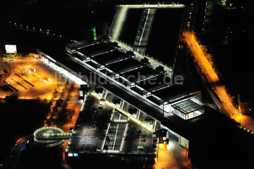 Berlin bei Nacht aus der Vogelperspektive: Nachtaufnahme / Night shot Bahnhof Südkreuz Berlin