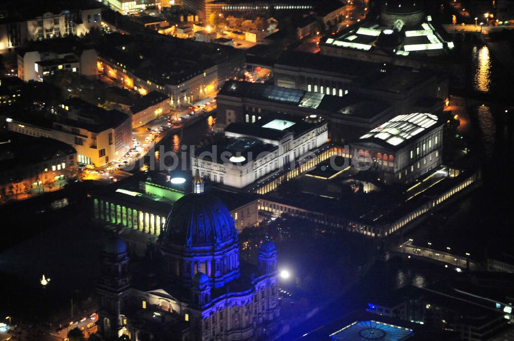 Berlin bei Nacht aus der Vogelperspektive: Nachtaufnahme / Night Shot Berlin Museumsinsel