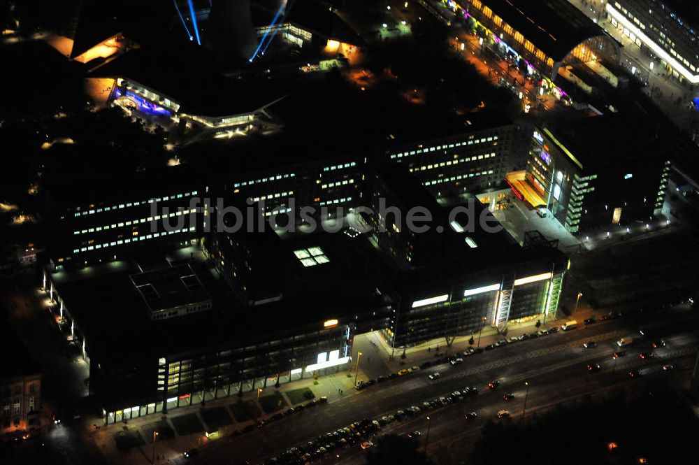 Berlin bei Nacht aus der Vogelperspektive: Nachtaufnahme / Night shot Berlin Rathauspassagen