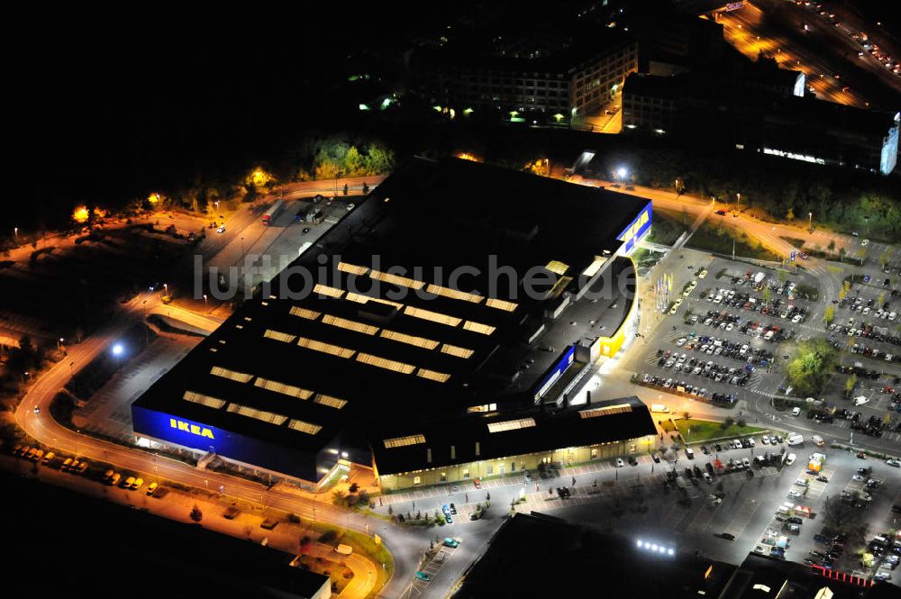 Berlin bei Nacht aus der Vogelperspektive: Nachtaufnahme / Night shot Ikea Berlin-Tempelhof