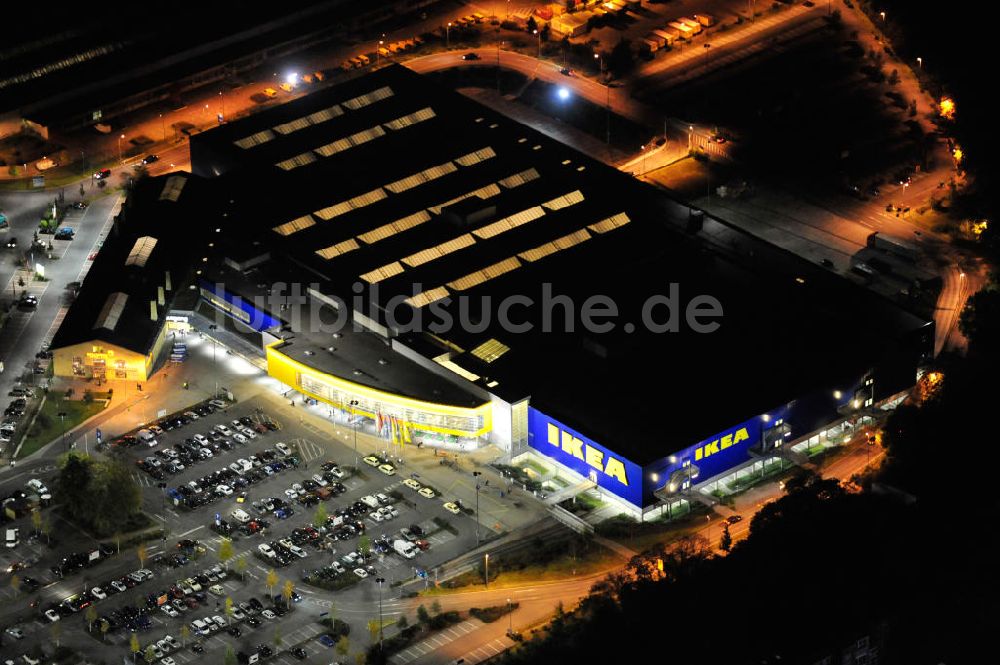 Berlin bei Nacht aus der Vogelperspektive: Nachtaufnahme / Night shot Ikea Berlin-Tempelhof