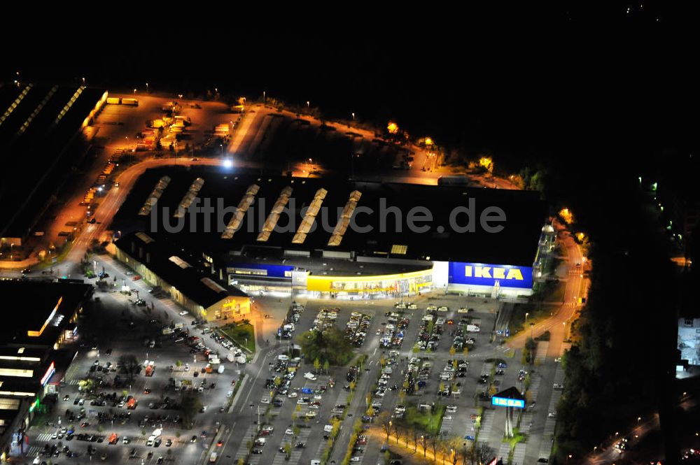 Berlin bei Nacht aus der Vogelperspektive: Nachtaufnahme / Night shot Ikea Berlin-Tempelhof