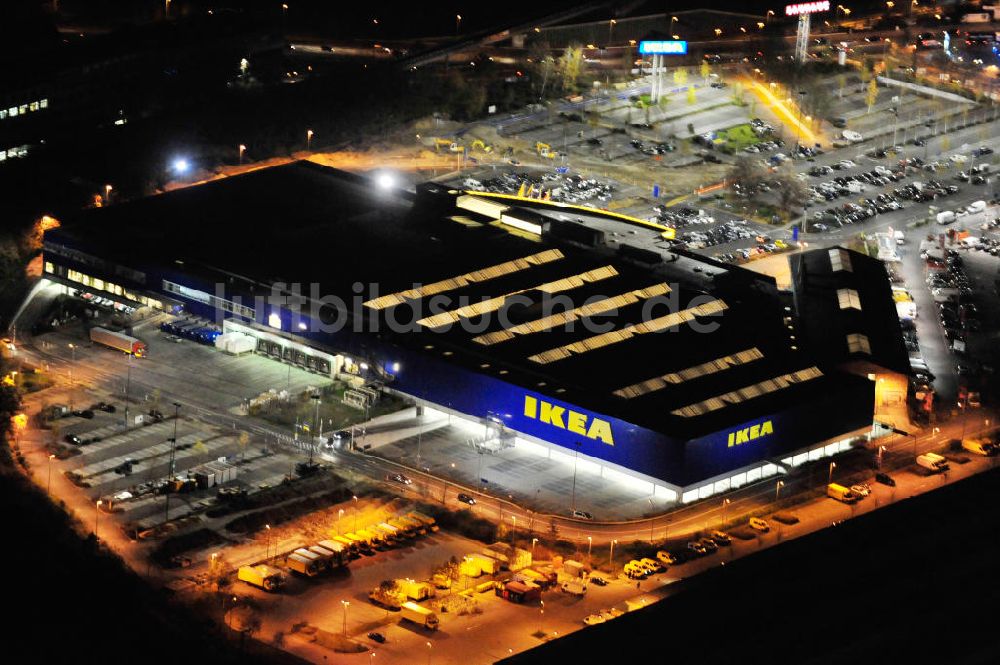 Berlin bei Nacht von oben - Nachtaufnahme / Night shot Ikea Berlin-Tempelhof