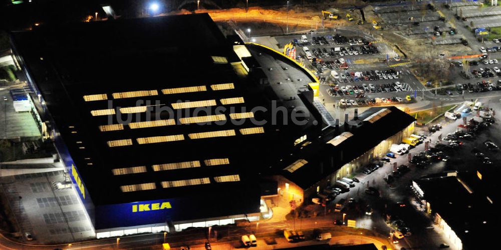 Berlin bei Nacht aus der Vogelperspektive: Nachtaufnahme / Night shot Ikea Berlin-Tempelhof