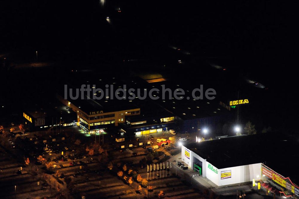 Waltersdorf bei Nacht aus der Vogelperspektive: Nachtaufnahme / Night shot Ikea Waltersdorf