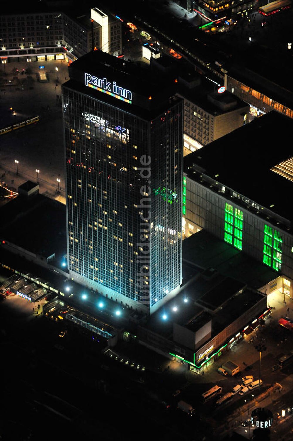 Nachtluftbild Berlin - Nachtaufnahme / Night Shot Park Inn Hotel Berlin