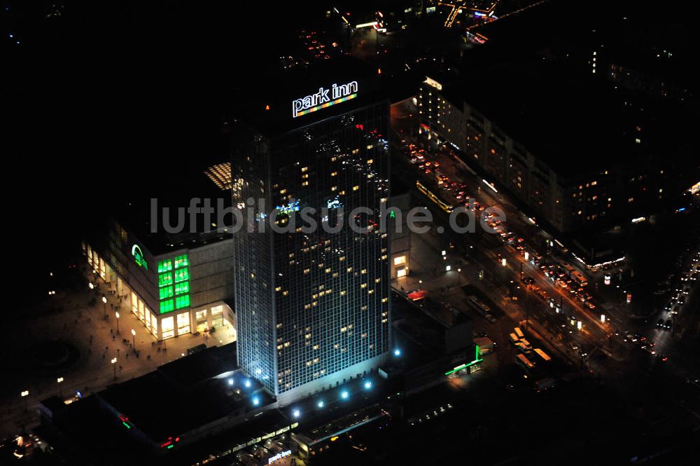 Berlin bei Nacht aus der Vogelperspektive: Nachtaufnahme / Night Shot Park Inn Hotel Berlin