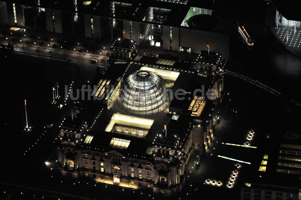 Berlin bei Nacht aus der Vogelperspektive: Nachtaufnahme / Night Shot Reichstag Berlin