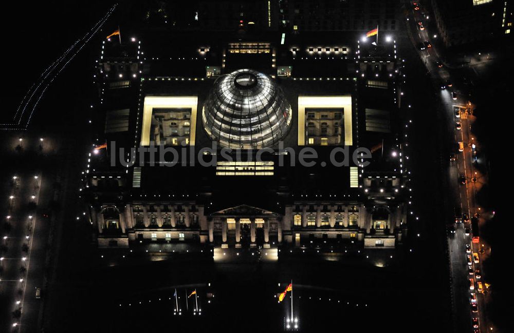 Berlin bei Nacht aus der Vogelperspektive: Nachtaufnahme / Night Shot Reichstag Berlin