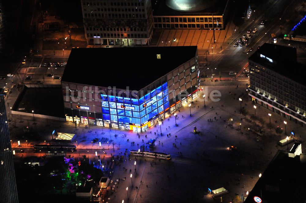 Berlin bei Nacht von oben - Nachtaufnahme / Night Shot Saturn Berlin-Alexanderplatz