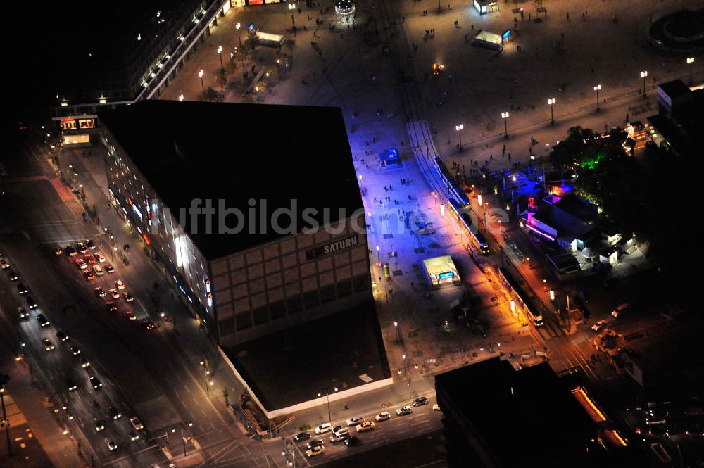 Berlin bei Nacht aus der Vogelperspektive: Nachtaufnahme / Night Shot Saturn Berlin-Alexanderplatz