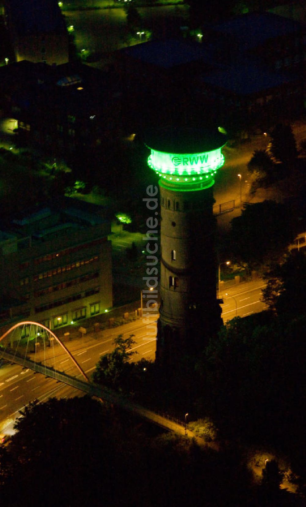 Oberhausen bei Nacht aus der Vogelperspektive: Nachtaufnahme des Oberhausener Wasserturms