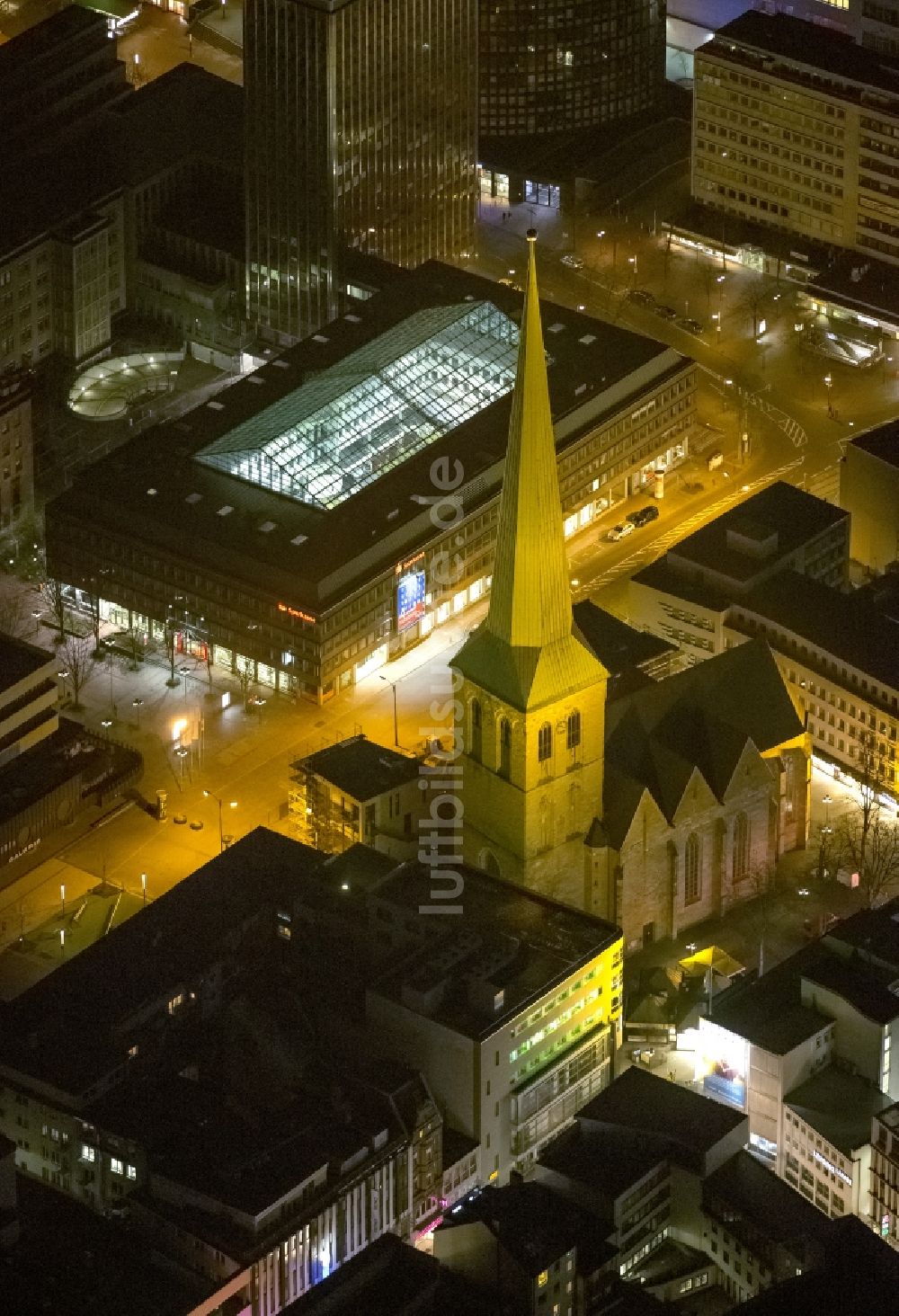 Dortmund bei Nacht von oben - Nachtaufnahme Petri Kirche in der Innenstadt von Dortmund im Bundesland Nordrhein-Westfalen NRW