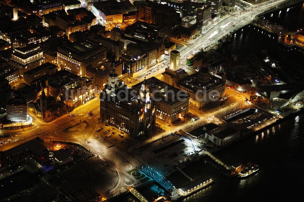 Nachtluftbild Liverpool - Nachtaufnahme des Pierhead-Viertels in Liverpool