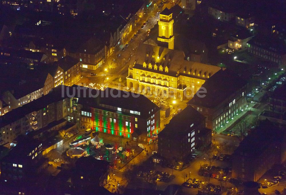 Nachtluftbild Bottrop - Nachtaufnahme des Rathauses in Bottrop ( Weihnachtsmarkt ) in Nordrhein-Westfalen