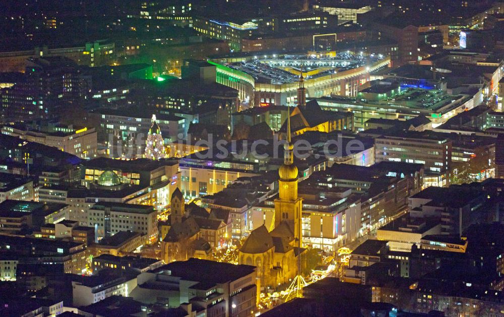 Dortmund bei Nacht von oben - Nachtaufnahme Reinoldikirche mit Weihnachtsmarkt in der Dortmunder Innenstadt