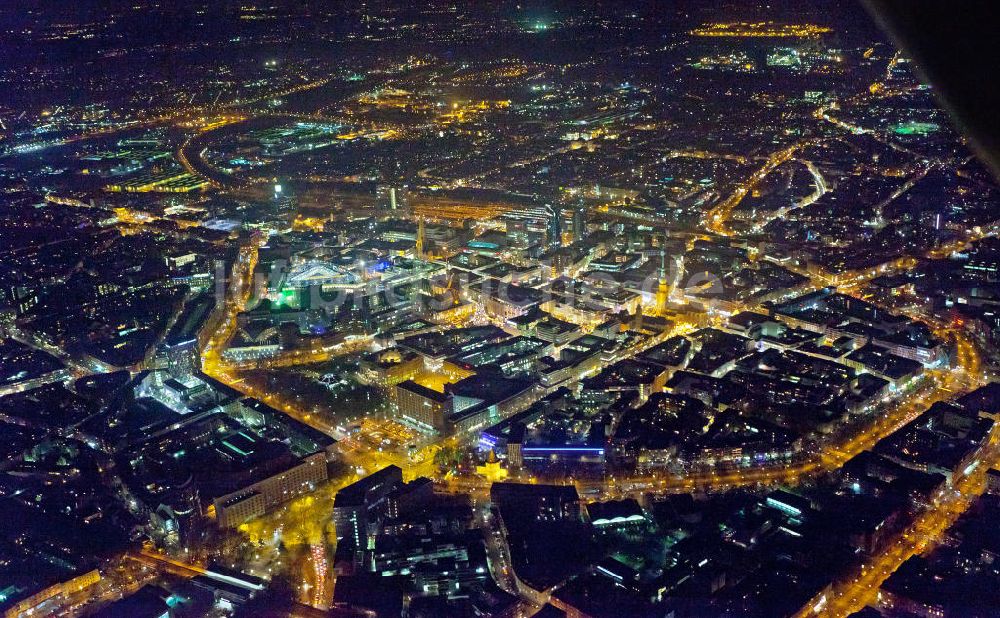 Dortmund bei Nacht aus der Vogelperspektive: Nachtaufnahme Reinoldikirche mit Weihnachtsmarkt in der Dortmunder Innenstadt