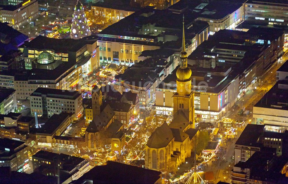 Nachtluftbild Dortmund - Nachtaufnahme Reinoldikirche mit Weihnachtsmarkt in der Dortmunder Innenstadt