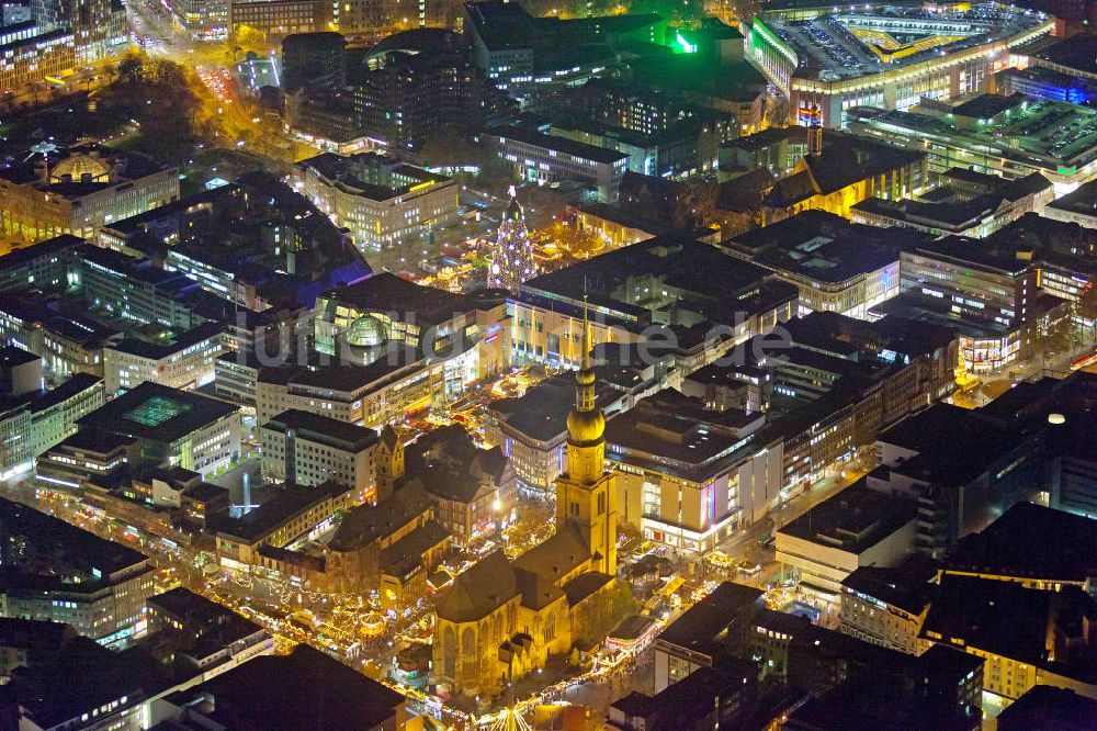 Nacht-Luftaufnahme Dortmund - Nachtaufnahme Reinoldikirche mit Weihnachtsmarkt in der Dortmunder Innenstadt