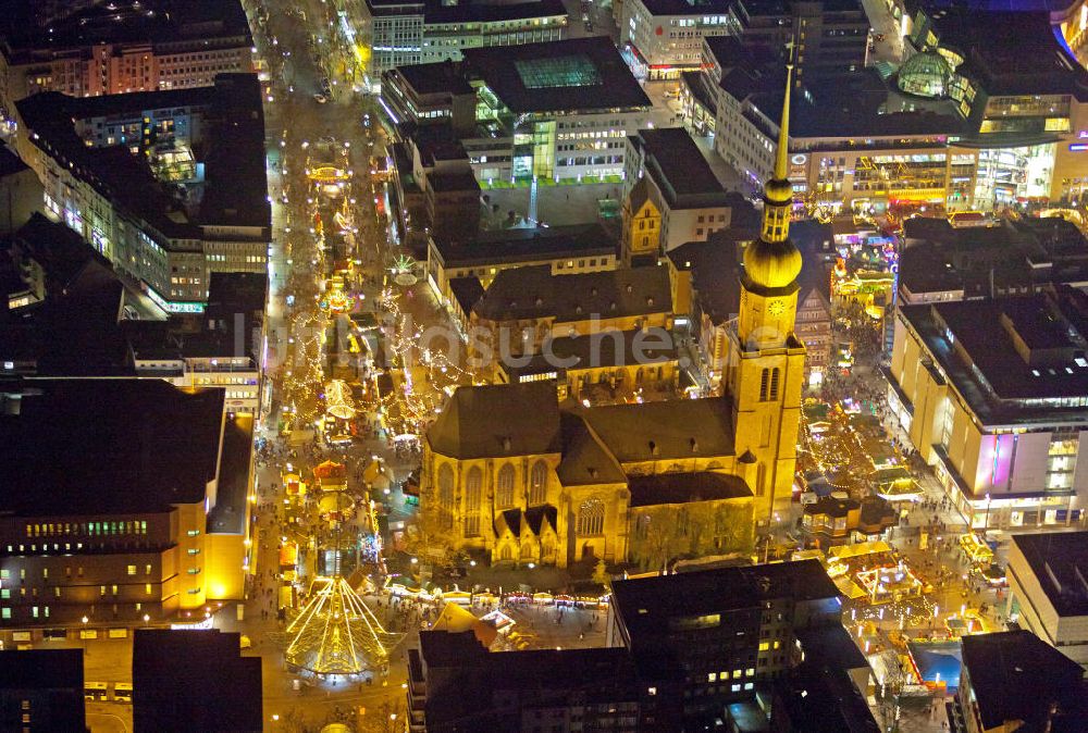 Dortmund bei Nacht von oben - Nachtaufnahme Reinoldikirche mit Weihnachtsmarkt in der Dortmunder Innenstadt