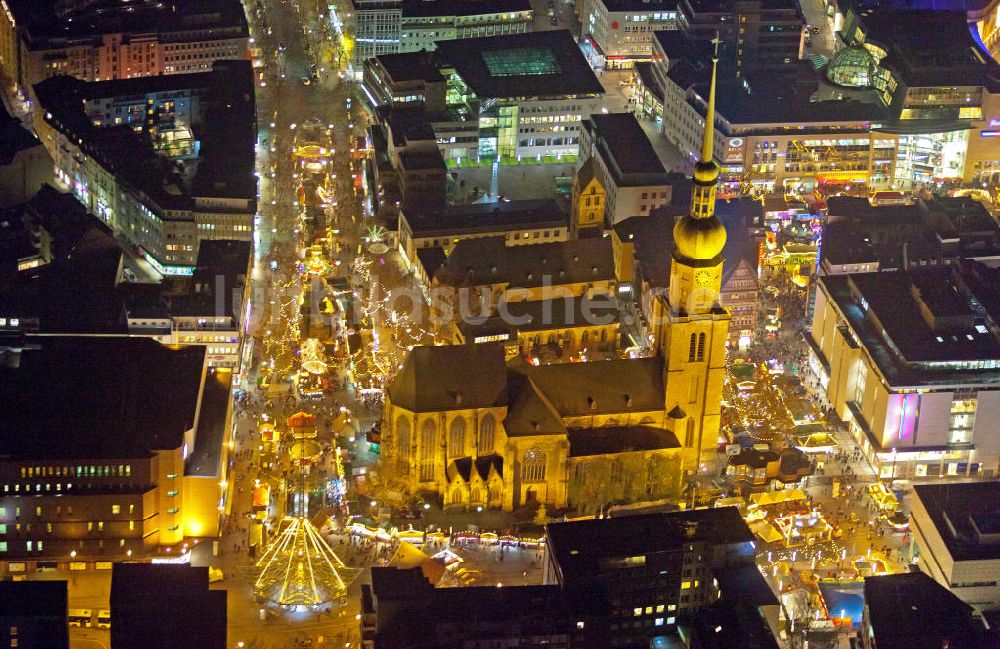 Dortmund bei Nacht aus der Vogelperspektive: Nachtaufnahme Reinoldikirche mit Weihnachtsmarkt in der Dortmunder Innenstadt