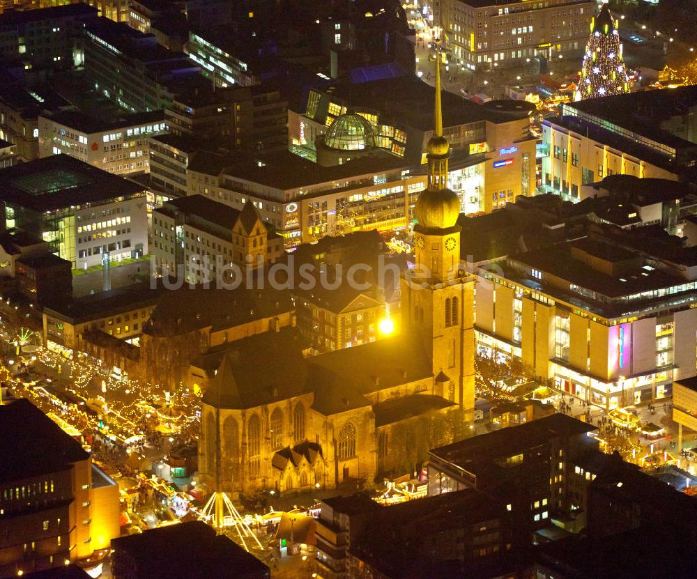 Nachtluftbild Dortmund - Nachtaufnahme Reinoldikirche mit Weihnachtsmarkt in der Dortmunder Innenstadt