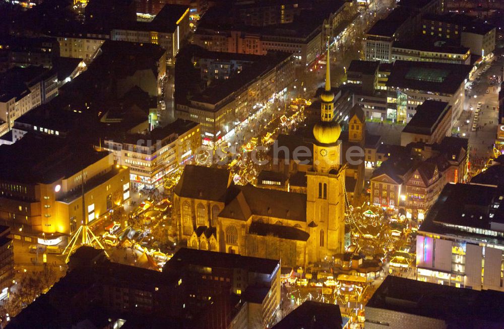 Dortmund bei Nacht von oben - Nachtaufnahme Reinoldikirche mit Weihnachtsmarkt in der Dortmunder Innenstadt