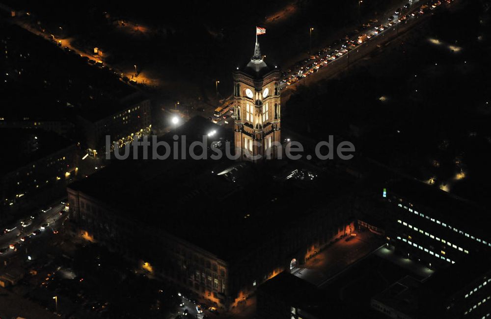 Berlin bei Nacht von oben - Nachtaufnahme Rotes Rathaus Berlin