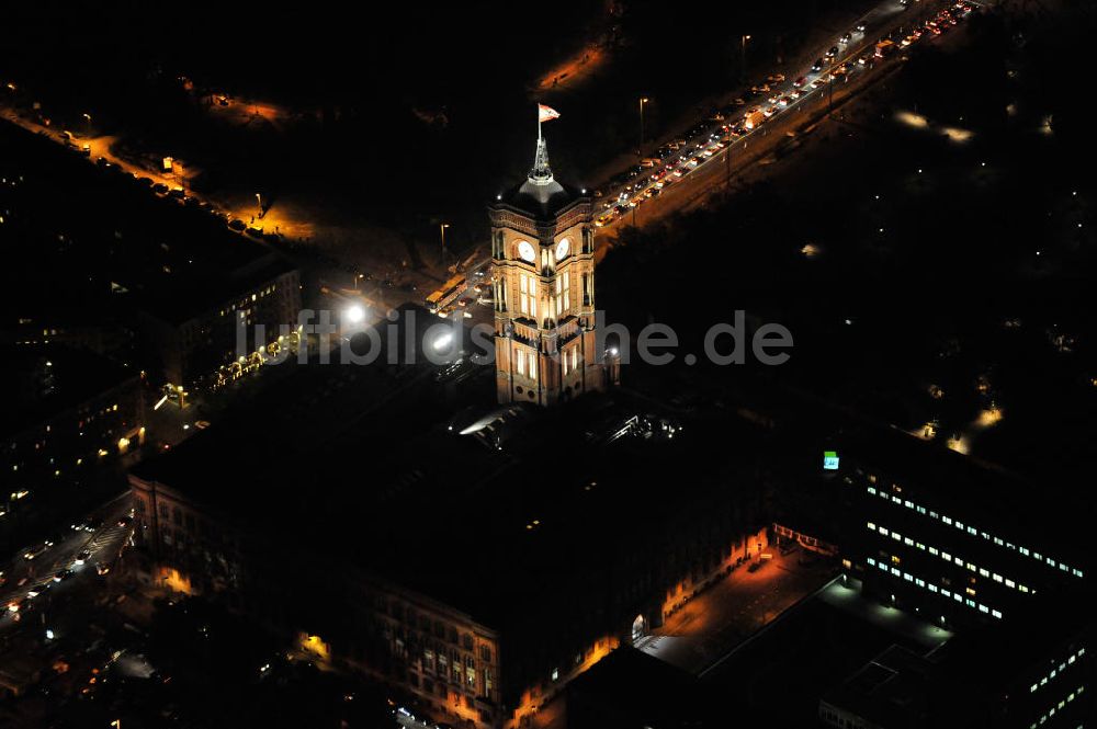 Berlin bei Nacht aus der Vogelperspektive: Nachtaufnahme Rotes Rathaus Berlin