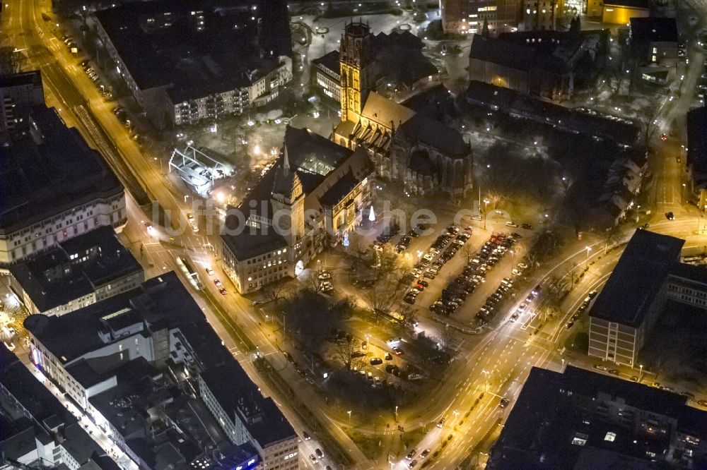 Duisburg bei Nacht aus der Vogelperspektive: Nachtaufnahme der Salvatorkirche und dem Rathaus in Duisburg im Bundesland Nordrhein-Westfalen