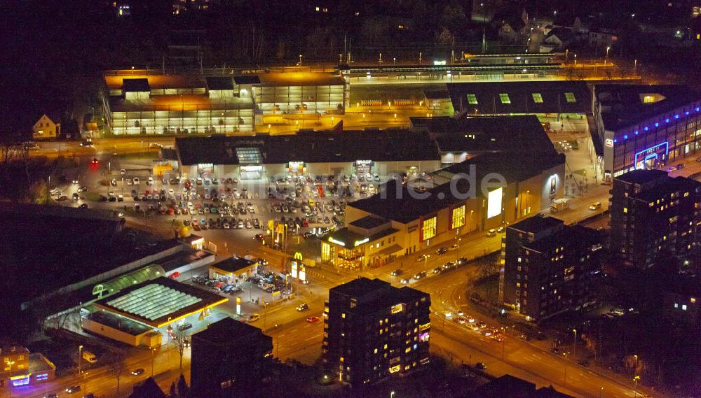 Nacht-Luftaufnahme Bottrop - Nachtaufnahme des Südring-Centers am Hauptbahnhof in Bottrop in Nordrhein-Westfalen