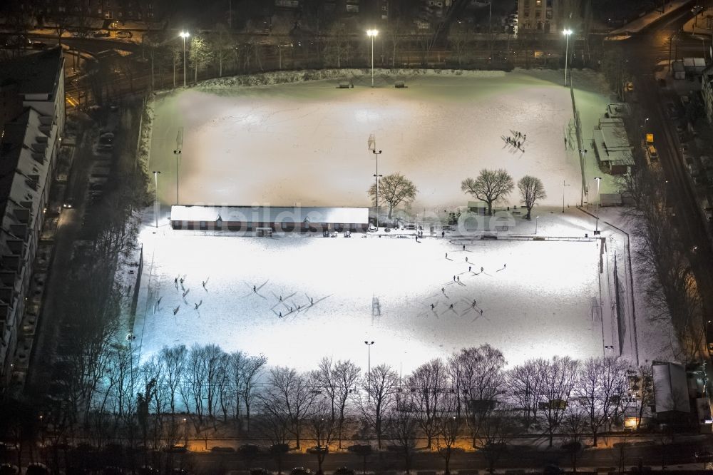 Nachtluftbild Essen - Nachtaufnahme Sportplätze an der Altenessener Straße, Seumannstraße und Karolingerstraße in Essen im Bundesland Nordrhein-Westfalen