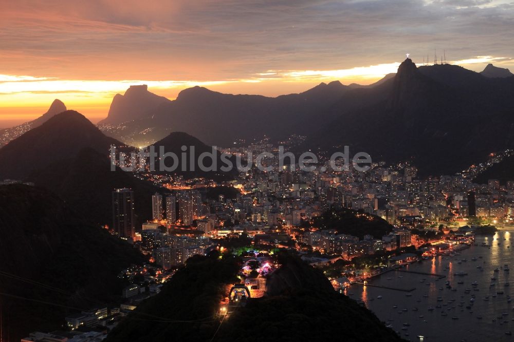 Nachtluftbild Rio de Janeiro - Nachtaufnahme der Stadteile Botafogo, Flamengo und Gloria in Rio de Janeiro in Brasilien in Rio de Janeiro in Brasilien