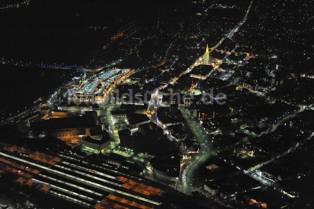 Hamm bei Nacht aus der Vogelperspektive: Nachtaufnahme des Stadtzentrum mit Weihnachtsmarkt an der Kirche Pauluskirche am Heinrich-Kleist-Forum in Hamm in Nordrhein-Westfalen