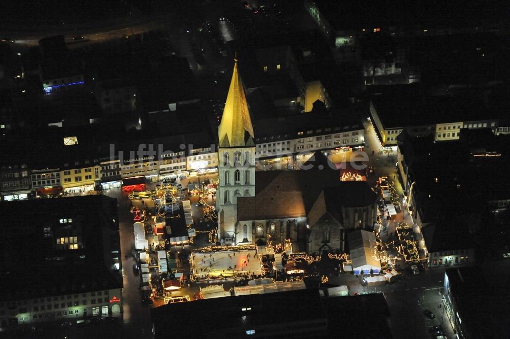 Nacht-Luftaufnahme Hamm - Nachtaufnahme des Stadtzentrum mit Weihnachtsmarkt an der Kirche Pauluskirche am Heinrich-Kleist-Forum in Hamm in Nordrhein-Westfalen