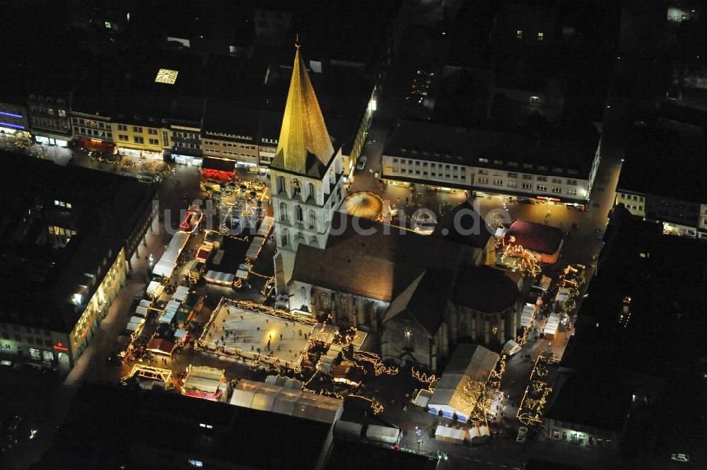 Hamm bei Nacht von oben - Nachtaufnahme des Stadtzentrum mit Weihnachtsmarkt an der Kirche Pauluskirche am Heinrich-Kleist-Forum in Hamm in Nordrhein-Westfalen