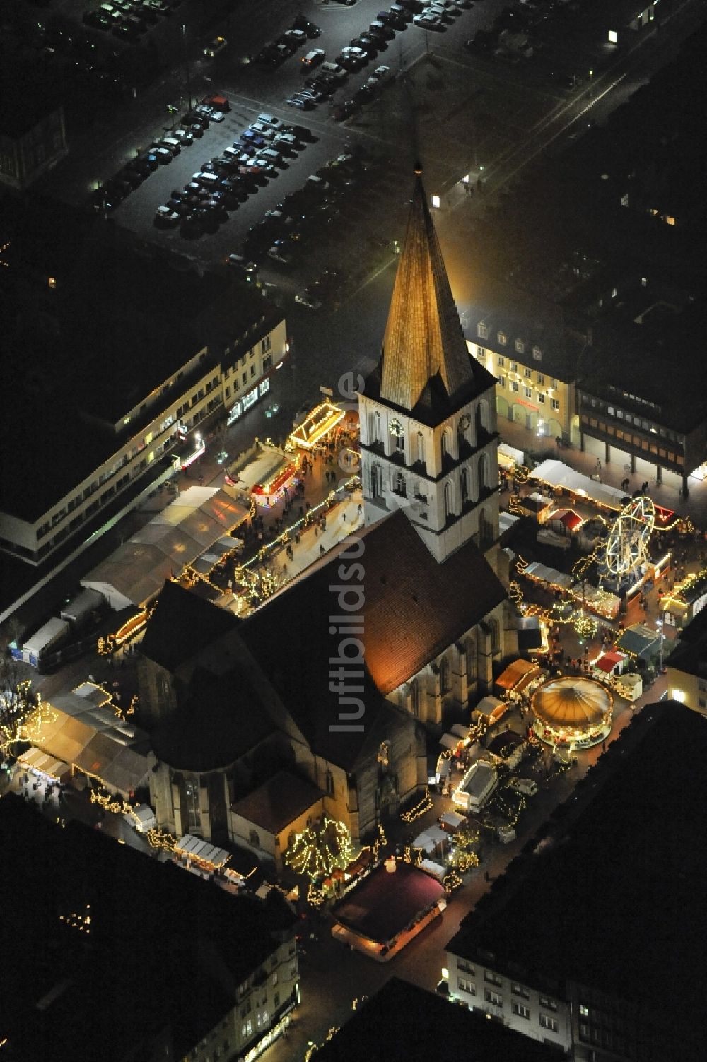 Hamm bei Nacht aus der Vogelperspektive: Nachtaufnahme des Stadtzentrum mit Weihnachtsmarkt an der Kirche Pauluskirche am Heinrich-Kleist-Forum in Hamm in Nordrhein-Westfalen