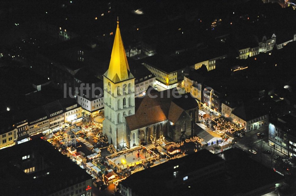 Nacht-Luftaufnahme Hamm - Nachtaufnahme des Stadtzentrum mit Weihnachtsmarkt an der Kirche Pauluskirche am Heinrich-Kleist-Forum in Hamm in Nordrhein-Westfalen