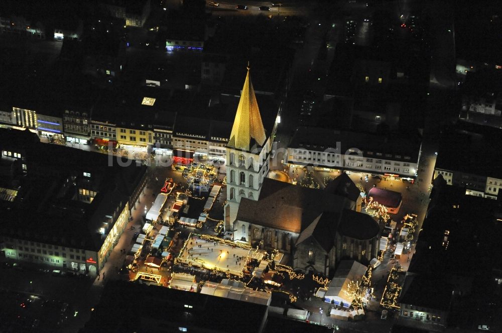 Hamm bei Nacht von oben - Nachtaufnahme des Stadtzentrum mit Weihnachtsmarkt an der Kirche Pauluskirche am Heinrich-Kleist-Forum in Hamm in Nordrhein-Westfalen