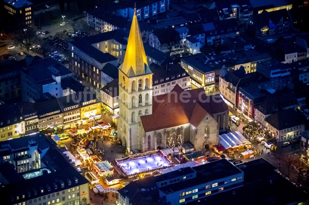 Nacht-Luftaufnahme Hamm - Nachtaufnahme des Stadtzentrum mit Weihnachtsmarkt an der Kirche Pauluskirche am Heinrich-Kleist-Forum in Hamm in Nordrhein-Westfalen NRW