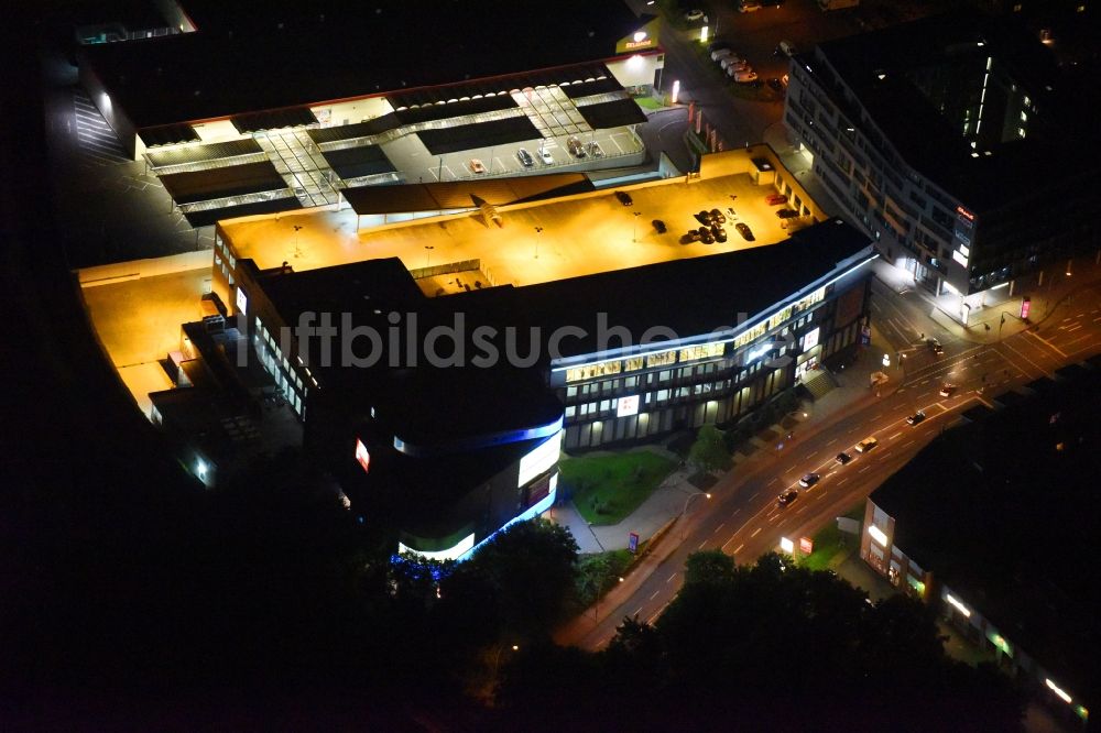 Hamburg bei Nacht von oben - Nachtaufnahme vom Supermarkt Kaufland an der Stresemannstraße in Hamburg Bahrenfeld