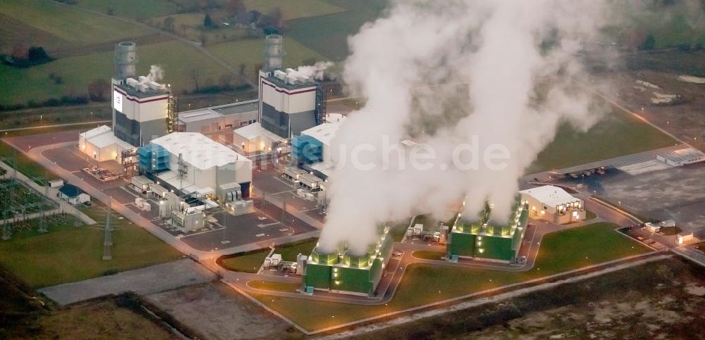 Hamm bei Nacht aus der Vogelperspektive: Nachtaufnahme des Trianel Gas- und Dampfkraftwerks in Hamm-Uentrop in Nordrhein-Westfalen