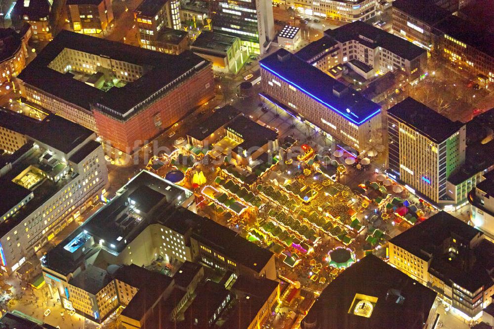 Essen bei Nacht von oben - Nachtaufnahme Weihnachtsmarkt am Kennedyplatz in Essen