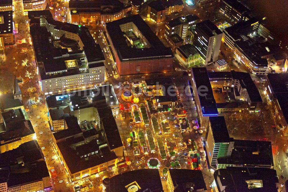 Essen bei Nacht aus der Vogelperspektive: Nachtaufnahme Weihnachtsmarkt am Kennedyplatz in Essen