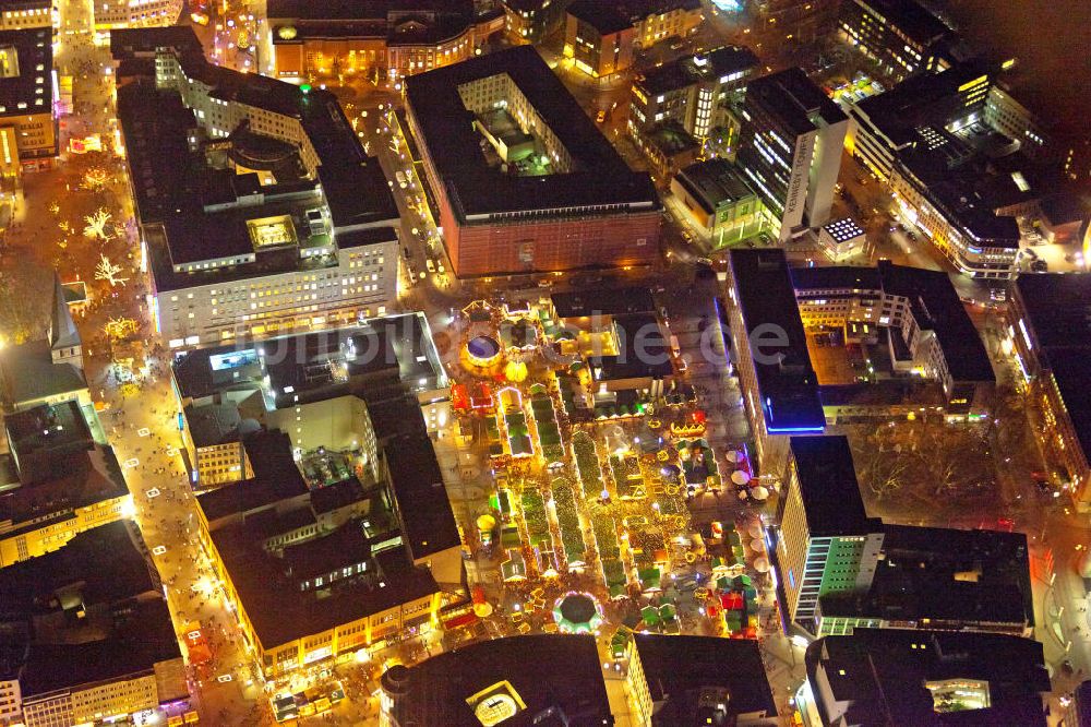 Nachtluftbild Essen - Nachtaufnahme Weihnachtsmarkt am Kennedyplatz in Essen