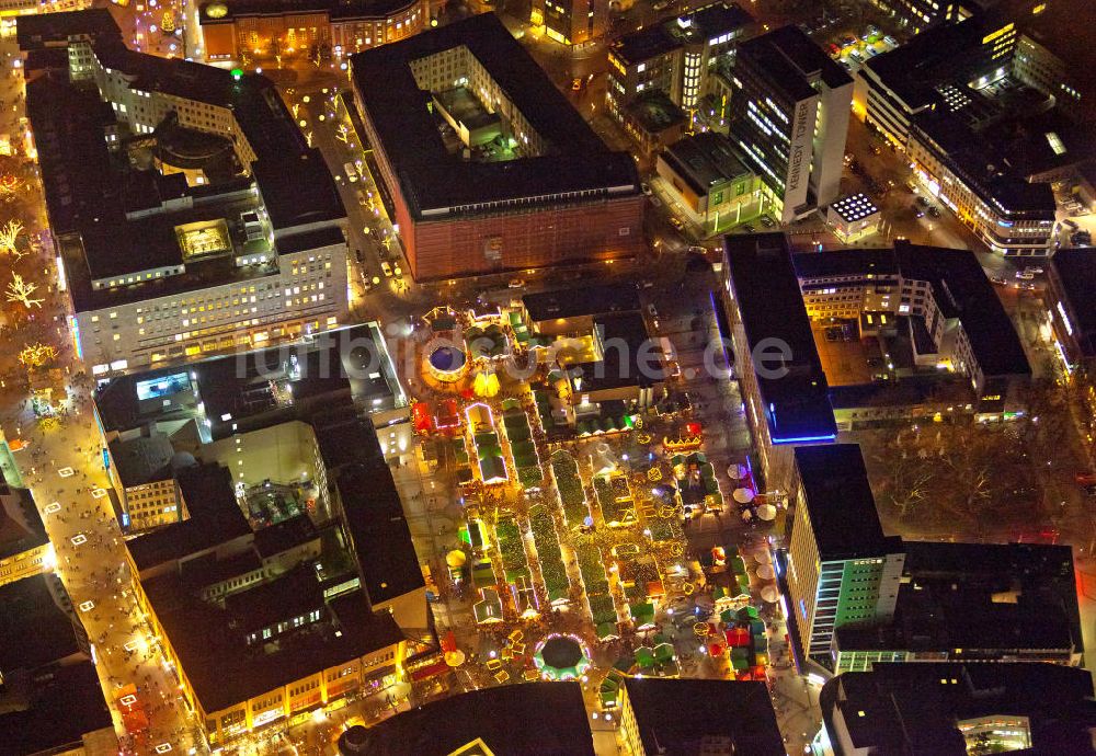 Nacht-Luftaufnahme Essen - Nachtaufnahme Weihnachtsmarkt am Kennedyplatz in Essen