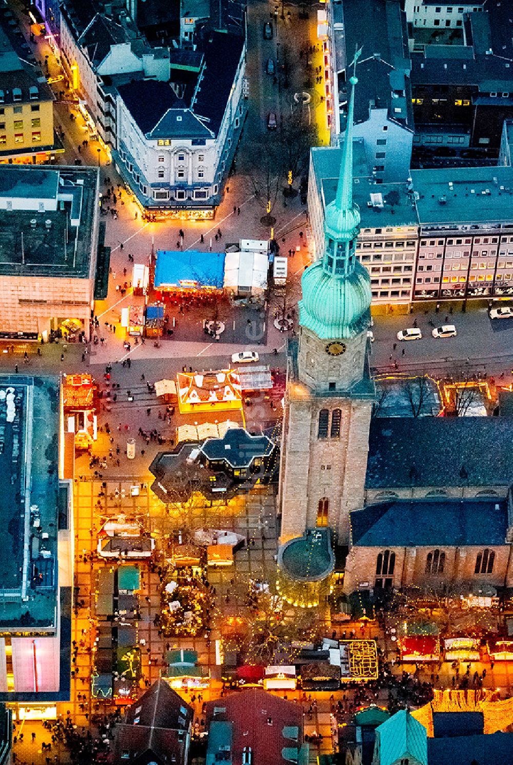 Nachtluftbild Dortmund - Nachtaufnahme Weihnachtsmarkt an der Kirche St. Reinoldi, auch Reinoldikirche in der Innenstadt von Dortmund im Bundesland Nordrhein-Westfalen NRW